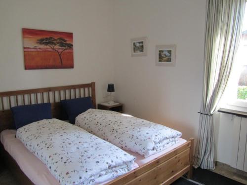 ソーリコにあるVilla degli Aceriのベッドルーム1室(枕2つ、窓付)