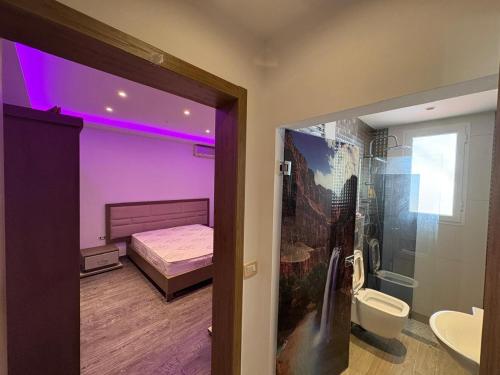 a room with a bedroom with a bed and a bathroom at Villa cornich in Banzart