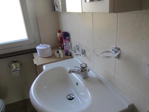 ソーリコにあるVilla degli Aceriのバスルーム(白い洗面台、鏡付)