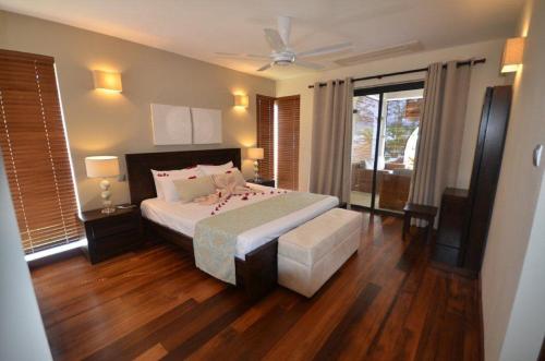 Tempat tidur dalam kamar di Olana Beachfront Apartments