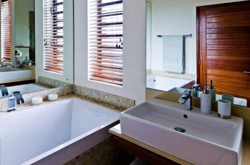 Kylpyhuone majoituspaikassa Olana Beachfront Apartments