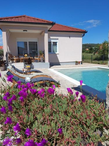 Holiday house with a swimming pool Bibinje, Zadar - 26027