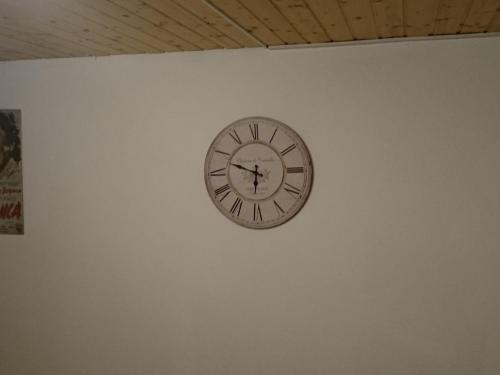 a clock on a wall on a wall at Ferienwohnung An der Loreley in Bornich