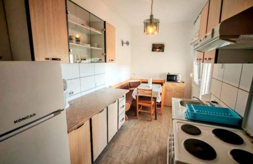 Apartments with parking space Barbat, Rab - 27424