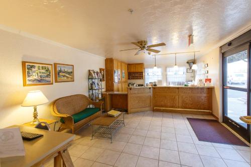 a living room with a couch and a table at Murphys Inn Motel in Murphys