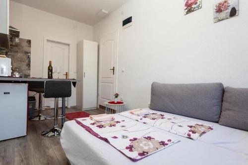 Apartments with WiFi Rijeka - 25933
