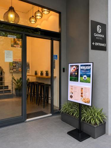 ein Restauranteingang mit einem Schild davor in der Unterkunft Gamma Hotel in Auckland