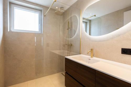 ein Badezimmer mit Waschbecken und Spiegel in der Unterkunft Century 2A 0201 in Wenduine