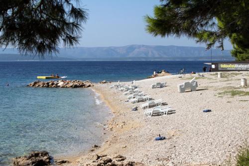 Apartments with parking space Bol, Brac - 25983
