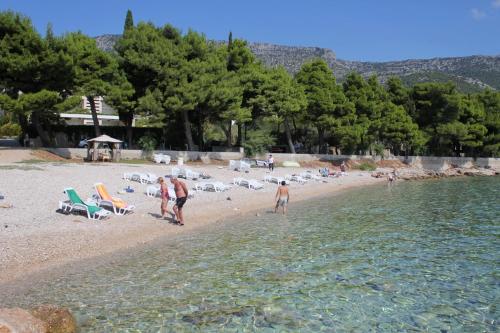 Apartments with parking space Bol, Brac - 25983