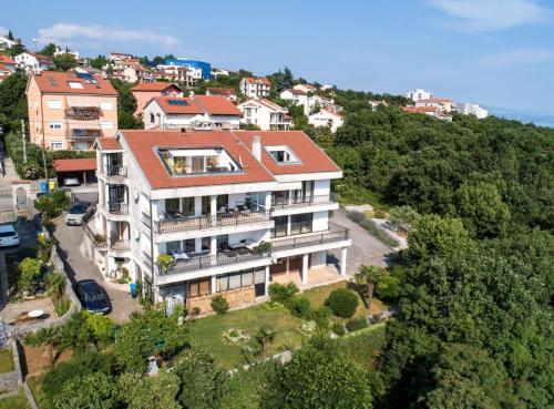 Apartments with parking space Rijeka - 27193