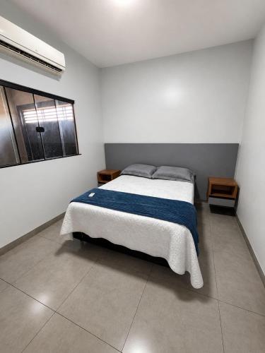 a bedroom with a bed and a window in it at Conforto e praticidade em um só local in Rio Verde