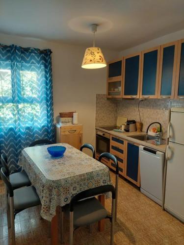 Apartments with parking space Rogoznica - 27466