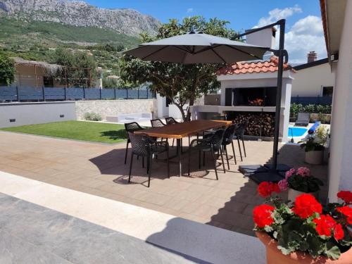 Apartments with swimming pool Kastel Kambelovac, Kastela - 27472