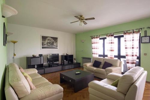 Apartments with parking space Rijeka - 27249