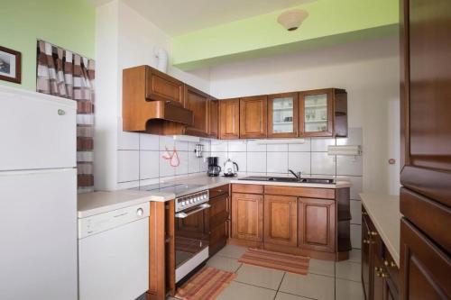 Apartments with parking space Rijeka - 27249