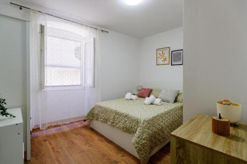 Apartments with parking space Zadar - 27452