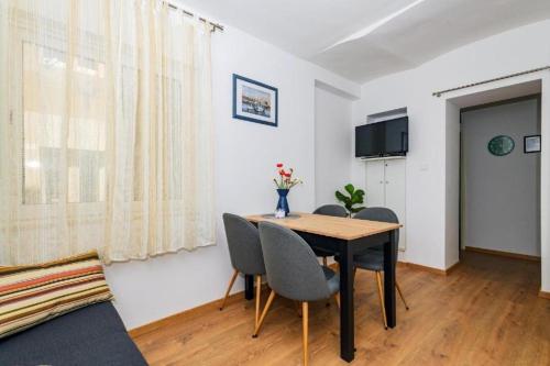 Apartments with parking space Zadar - 27452