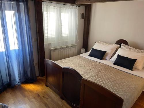 Apartments and rooms with parking space Novi Vinodolski - 25978