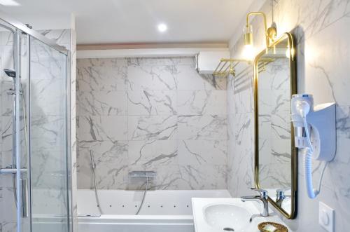a bathroom with a shower and a sink and a mirror at Suite Touraco, clim, balneo, terrasse - Parc des Oiseaux in Villars-les-Dombes