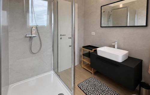 3 Bedroom Gorgeous Home In Porec