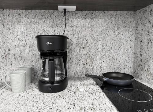 a coffee maker sitting on top of a counter at Estancia Moderna y cerca del Malecon de La Paz in La Paz