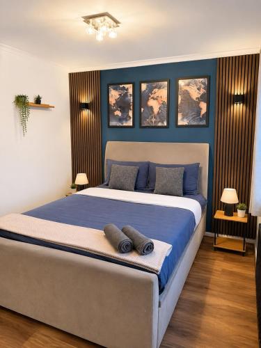 a bedroom with a large bed with blue walls at House in Manchester MVS Snug Urban Hideaway in Manchester