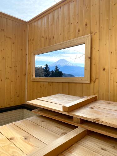 a room with a sauna with a window at Retreat Camp Mahoroba in Fujikawaguchiko
