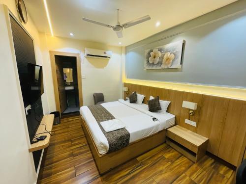a hotel room with a bed and a television at Hotel JK palace in Allahābād