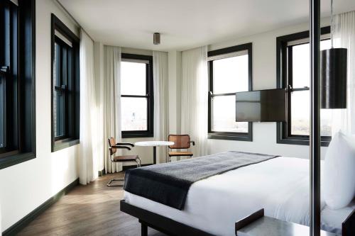 מיטה או מיטות בחדר ב-The Robey, Chicago, a Member of Design Hotels