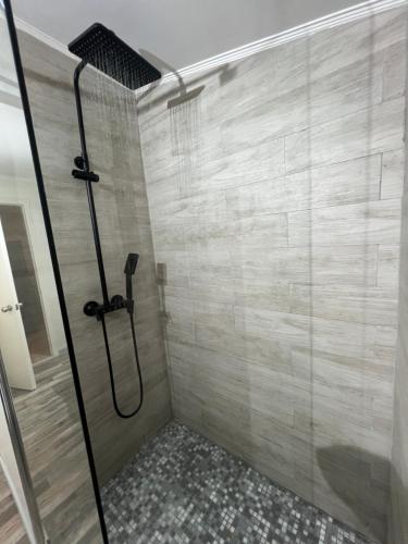 a shower with a glass door in a bathroom at Agradable y Acogedora Casa Moderna en Puerto Varas in Puerto Varas