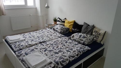 Mari Kiri Penzion في براتيسلافا: سرير في غرفة عليها وسائد