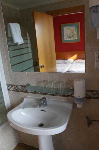 Ένα μπάνιο στο Hostal Cataluña