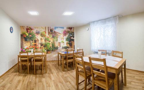 ヨシュカル・オラにあるGostinitsa Tairのダイニングルーム(木製のテーブルと椅子付)
