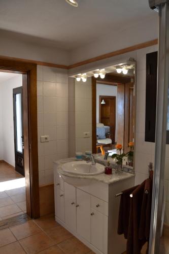 a bathroom with a sink and a large mirror at Apartamento La Finca in Mácher