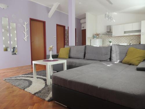 salon z kanapą i stołem w obiekcie Apartments Luna w mieście Pag