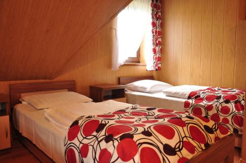 ポロニンにあるWilla Helenaの窓付きの客室で、ベッド2台が備わります。