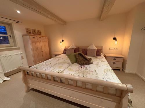 a bedroom with a large bed in a room at Fachwerkliebe Ornes 1 in Olsberg