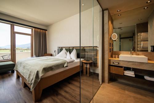 Tauern Spa Hotel & Therme — Bedroom