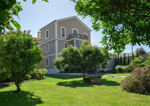 a building with a garden in front of it at Casa de Castro in Cartavio
