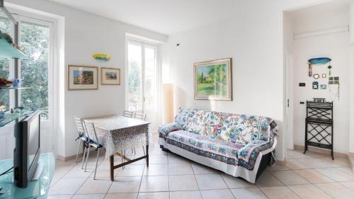 - un salon avec un canapé et une table dans l'établissement Appartamento della Piazza, à Levanto