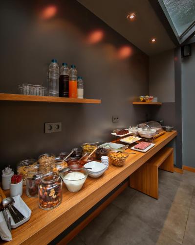 un bancone con molti prodotti alimentari diversi sopra di Alilass Hotel a Istanbul