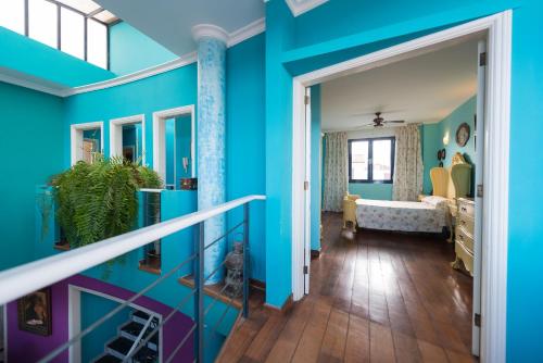 テルデにあるCasa Tirso de Molinaの階段のある青い部屋、ベッドルーム1室