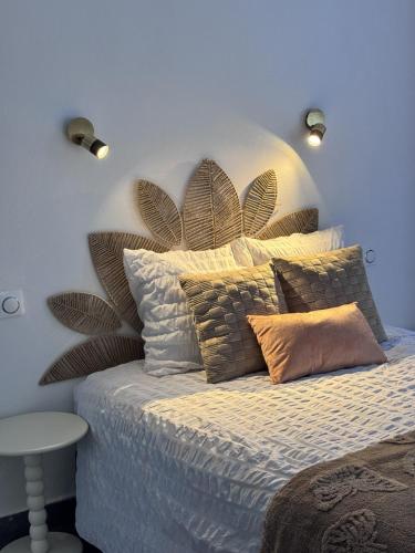 a bedroom with a bed with a large headboard at Villa Tchama in Salazie