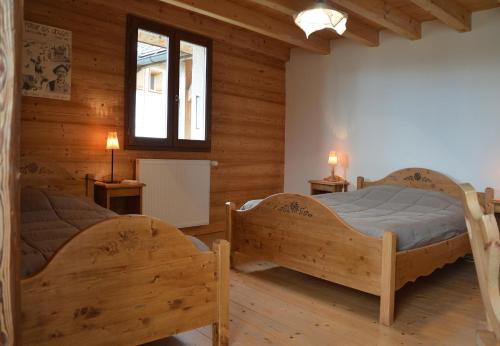 Tempat tidur dalam kamar di Gîtes Les Pralets
