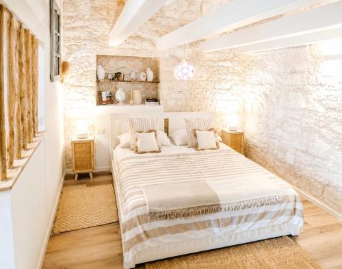 a white bedroom with a large bed in a room at Casa De Amicis 24 in Sammichele di Bari