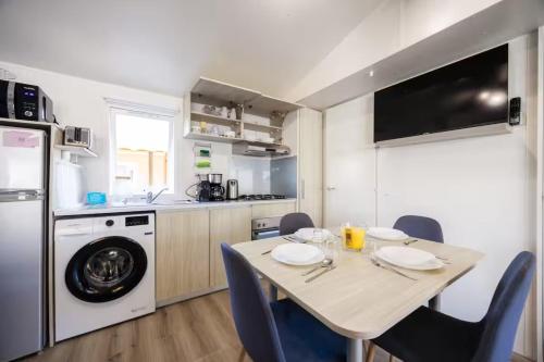 Mobil-home climatisé 68 pers à 2 pas de la plage