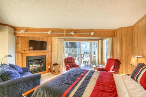 um quarto com uma cama e uma lareira em Little Creek Cove Beach Resort em Newport