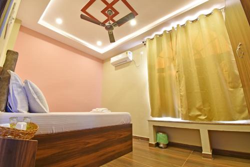 a bedroom with a bed and a shower at La Casa d'Auroville in Auroville