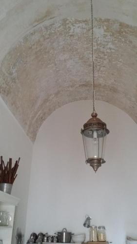 aendant light hanging from a ceiling in a kitchen at Corte Moline in Gallipoli